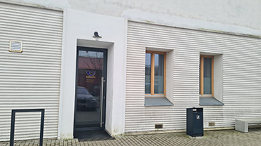 Hlavní vchod do terapeutovny Terapie nad Prahou (areál České pošty)